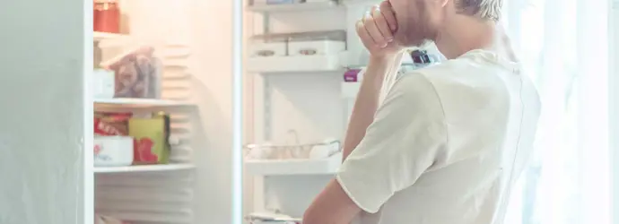 Bărbat căutând alimente în frigider