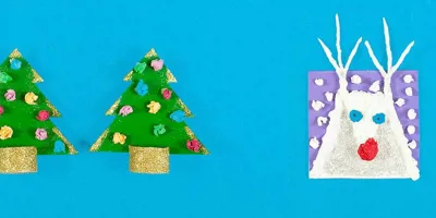 Felicitări de Crăciun - confecționate din carton, șervețele și sclipici - în formă de brazi de Crăciun și un ren alb