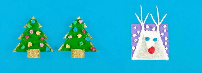 Felicitări de Crăciun - confecționate din carton, șervețele și sclipici - în formă de brazi de Crăciun și un ren alb