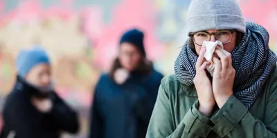 Една жена духаше носа си, които може да искате да знаете как да се стимулира имунната система, така че тя може да спре духаше носа си толкова често