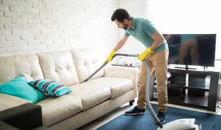 Как да почистите плат на диван в 6 стъпки
