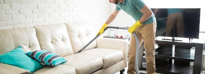 Как да почистите плат на диван в 6 стъпки