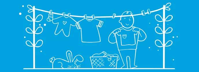 Ilustracija dečaka koji širi opran veš na žicu za sušenje kao primer kućnih poslova za decu
