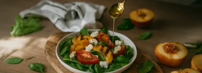 Salată fresh cu piersici și brânză de capră