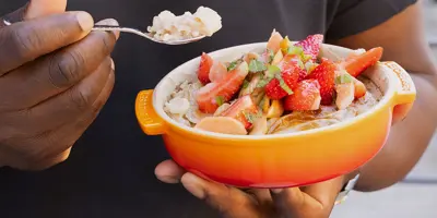 Ofenmilchreis mit Erdbeer-Rhabarber-Salat