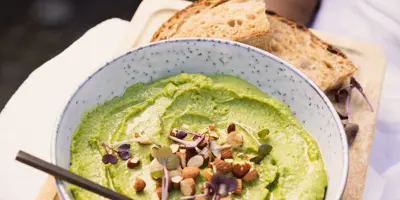 Erbsen Hummus mit geröstetem Bauernbrot