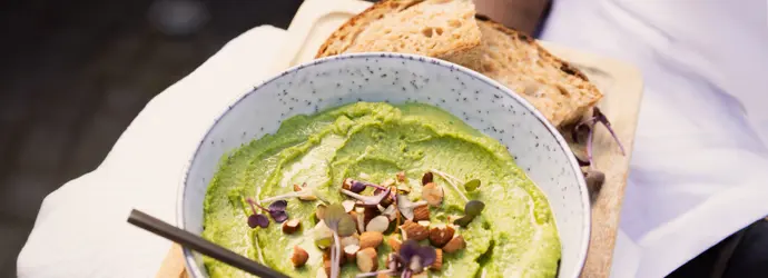 Erbsen Hummus mit geröstetem Bauernbrot