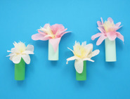 kak da napravim hartieni cvetia s decata 07