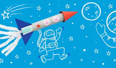 Παιχνίδι-πύραυλος που φτιάχτηκε με χαρτονένιο σωλήνα και χειροτεχνία με χαρτί σε μπλε φόντο που απεικονίζει το διάστημα