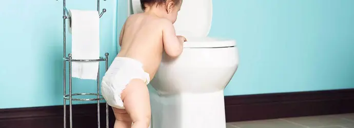 Ein Kleinkind schaut in eine Toilette