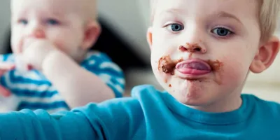 Ein Kind mit Schokoladenflecken im Gesicht