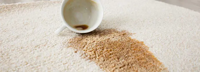 Kaffeeflecken auf einem beigefarbenen Teppich