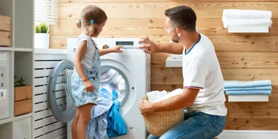 Otec a dcera se společně starají o prádlo