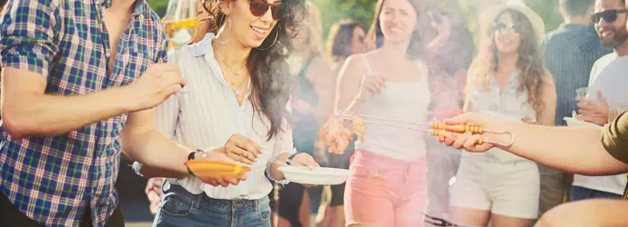 Skupina přátel kolem barbecue grilu