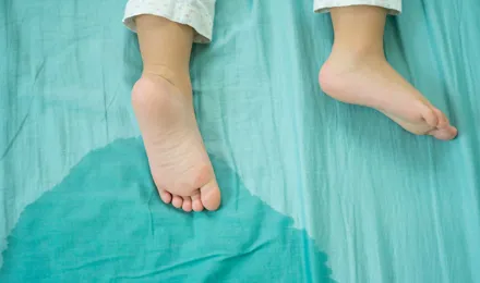 Mokrenje u krevet kod dece: čišćenje madraca nakon nezgoda
