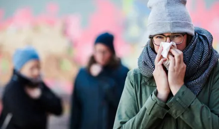 Žena puše nos i vjerojatno se pita kako poboljšati imunitet kako bi prestala tako često puhati nos