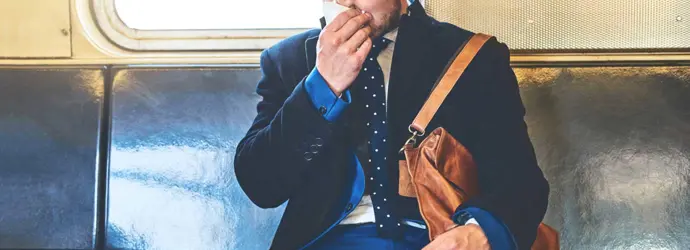 Smrkající muž v obleku a v metru
