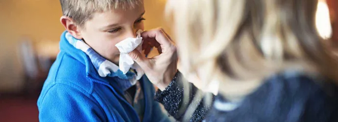Majka puše svom djetetu nos i pita se kako spriječiti širenje prehlade