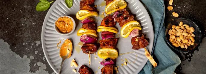 Zitronen-Hähnchen-Satées: Sauer saftiges Fingerfood für heiße Tage