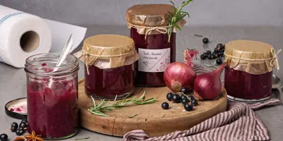 Feurig süße Rote Zwiebel-Marmelade mit Cassis: Perfekt zu Käse oder Wildgerichten