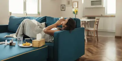 Žena s dráždivým kašlem zkouší pít čaj