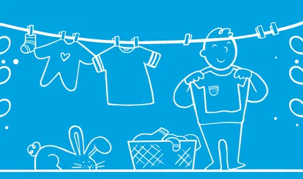 Ένα εικονογραφημένο αγόρι απλώνει τα ρούχα ως παράδειγμα για δουλειές για τα παιδιά