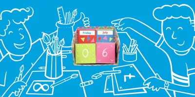 Ilustrirana djeca na plavoj podlozi izrađuju kalendar za stolom