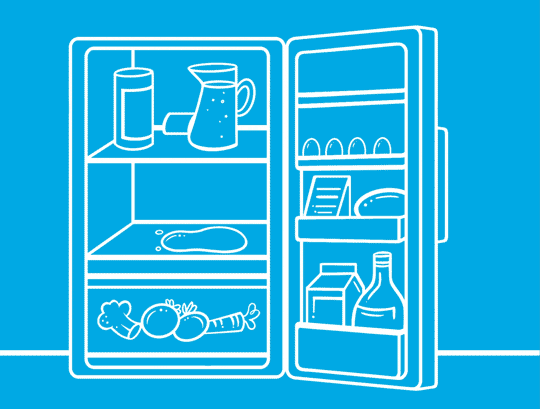 Σε μπλε φόντο φαίνεται ένα λευκό περίγραμμα χεριών που καθαρίζουν παλιά τρόφιμα από το ψυγείο και στη συνέχεια χρησιμοποιούν ένα σπρέι καθαρισμού.