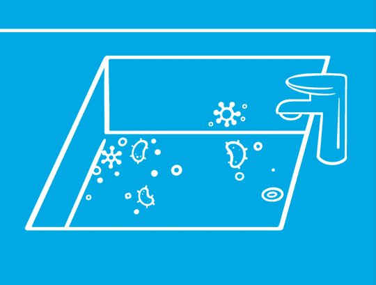 Σε μπλε φόντο φαίνεται ένα λευκό περίγραμμα χεριών που ψεκάζουν και καθαρίζουν βακτήρια από το εσωτερικό ενός νεροχύτη.