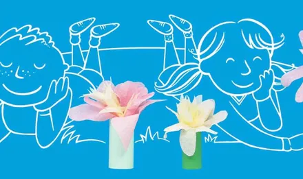 На малюнку зображені діти, які в захваті від саморобних квітів, зроблених з трубок та паперу