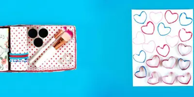 Schmuckbox aus dekoriertem Karton mit weißem Papier und Herzen als Geschenk für Muttertag