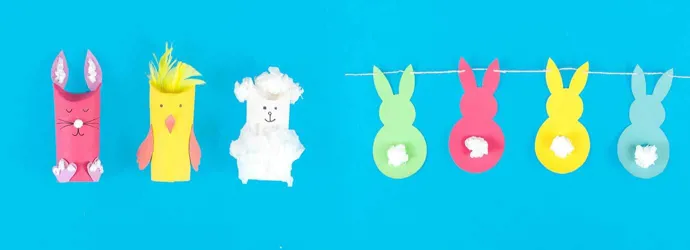 Ein Hase, ein Küken und ein Lamm aus dekorierten Toilettenpapierrollen fürs Osterbasteln