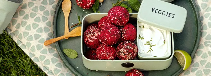 Pink-Sesam-Falafel Rezept: Mit frischer Rote Bete, muss man probiert haben!