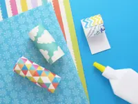 Tube od toalet papira umotane u šareni ukrasni papir sa šarama, isečene na datu veličinu i pričvršćene PVA lepkom.