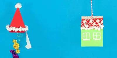 Ideen fürs Verpacken von Weihnachtsgeschenken aus Karton und Taschentüchern in Form von Weihnachtsmütze und geschmücktem Haus