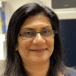Professionelles Porträt von Dr. Leena Sinha, Fachärztin für Gastroenterologie und Gründerin von Gastro Care.