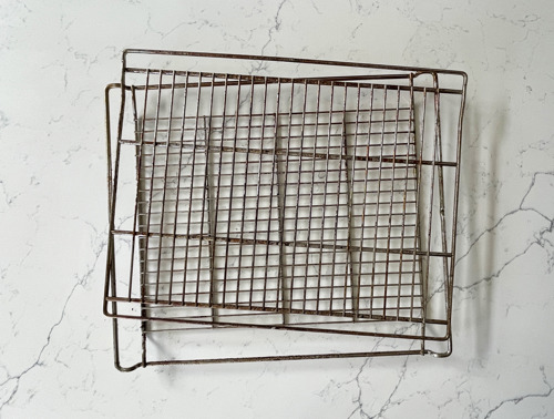 Eingebrannte und schmutzige Backgitter und Roste auf einem weißen Marmorhintergrund.