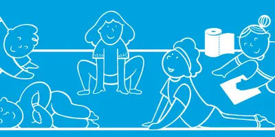 Eine Mutter macht zuhause auf dem Teppich Yoga mit Kindern.