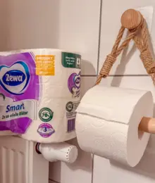 Zewa Packung und eine Toilettenpapierrolle in einer Halterung