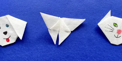 Kinder machen Origami-Handwerk mit farbigem Papier im Schlafzimmer