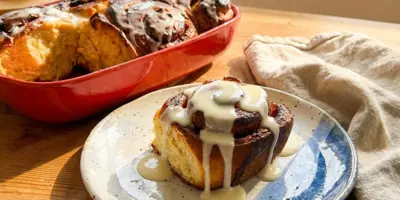 Rulouri calde cu scorțișoară și măr copt