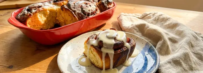 Rulouri calde cu scorțișoară și măr copt