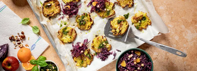 Smashed Potatoes mit Rotkohlsalat und Haselnuss-Pesto