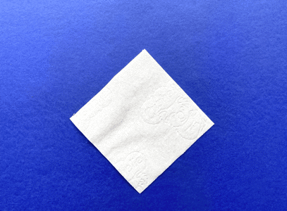 Kinder machen Origami-Handwerk mit farbigem Papier im Schlafzimmer