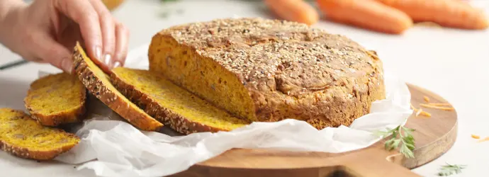 Currybrot mit Möhre, Ingwer und Sesam