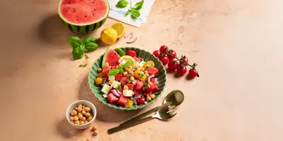 Salată de vară cu pepene roșu și roșii cherry
