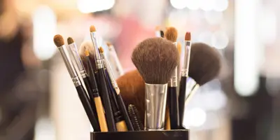 Makeup-Flecken entfernen: So bekommst du Makeup aus dem Teppich