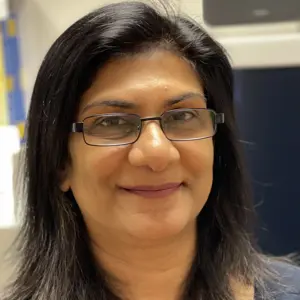 Професионална снимка на д-р Лина Синха, консултант по гастроентерология и основател на Gastro Care