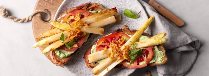 Geröstete Stulle mit Spargel, Röstzwiebeln und Pecorino