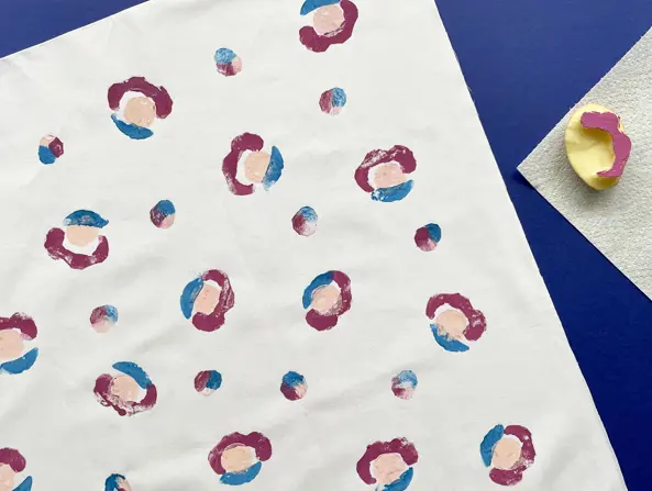 Kartoffel gedruckt rote Herzen auf weißem Papier